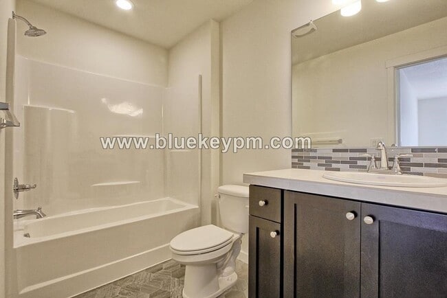 Building Photo - 3 Bed, 2.5 Bath Home in Ridgefield's  McCormick Creek Subdivision