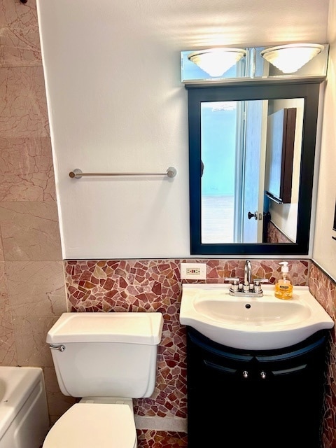 Building Photo - 4343 N Clarendon Ave