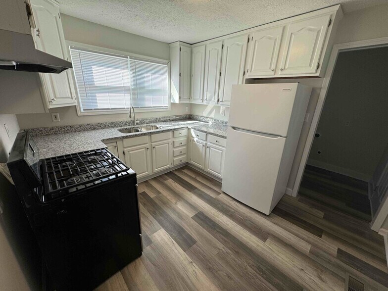 Building Photo - 1003 W Whitney Ave