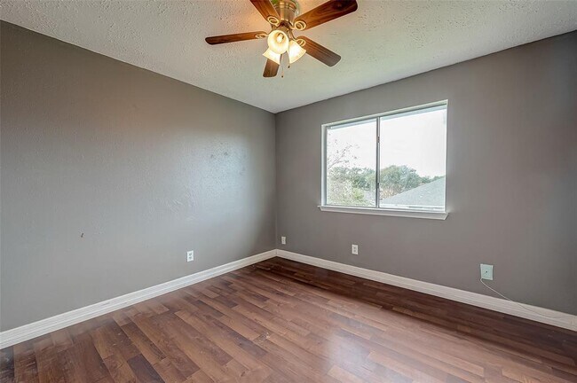 Building Photo - 2026 Sandy Knoll Dr
