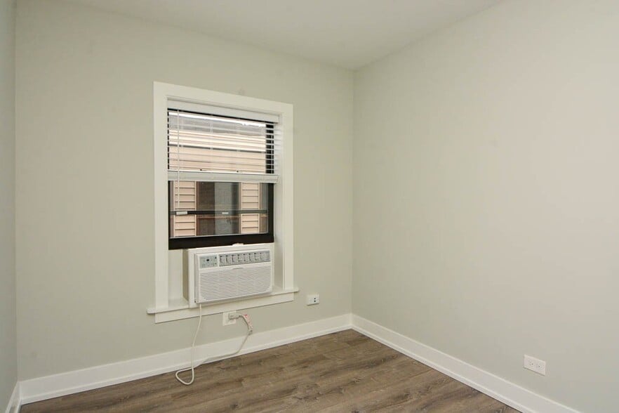 Building Photo - 729 W Brompton Ave