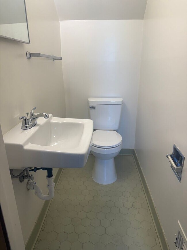 Building Photo - Adorable 2 Bedroom Convenient to I-29, Shopping & More!