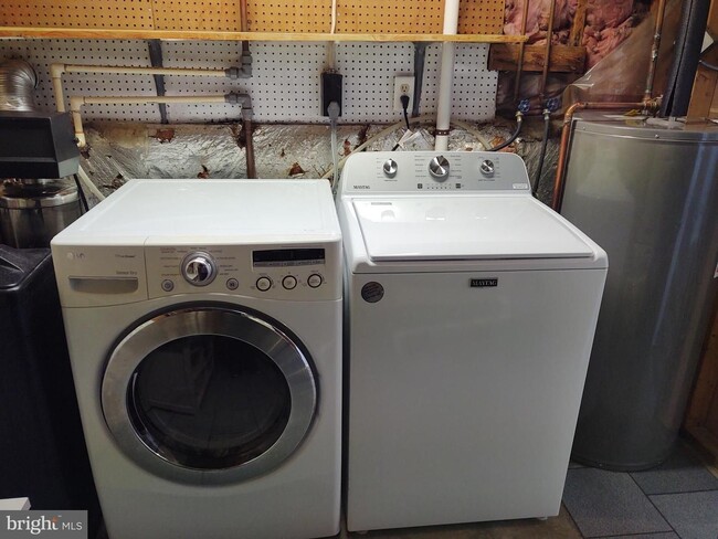 Building Photo - WELL MAINTAINED END UNIT TOWNHOUSE IN FARMBROOK