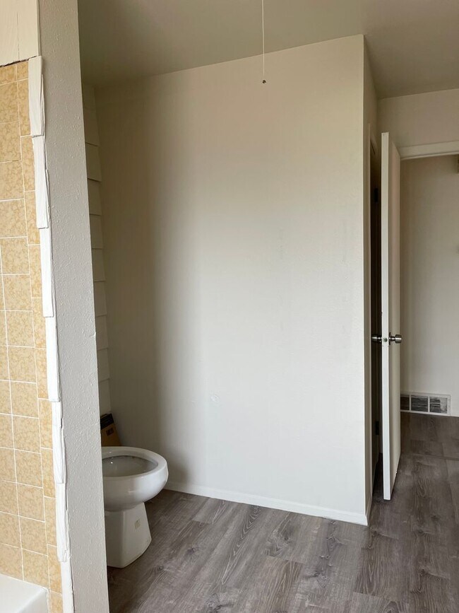 Building Photo - 3 bedroom, 1 bath