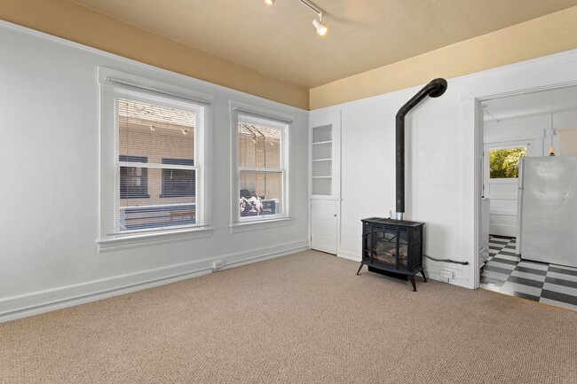 Building Photo - 1 Bedroom with den close to SW! Walking distance to Providence Park!