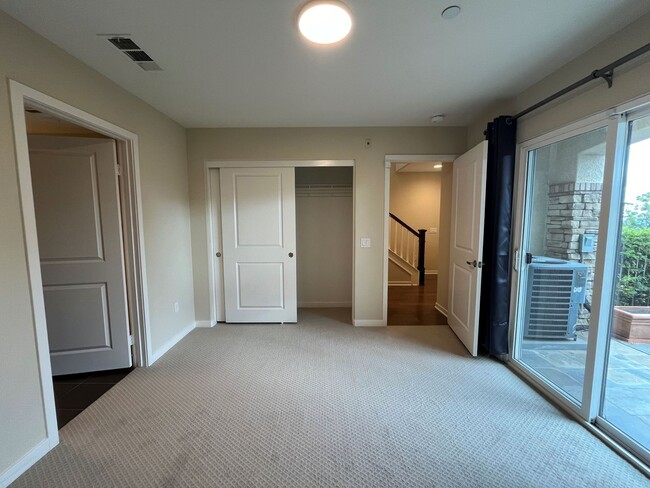 Building Photo - Upgraded 2+2 townhome, equipped w/all appl...