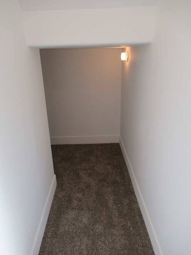 Building Photo - Large Duplex in South Salem!