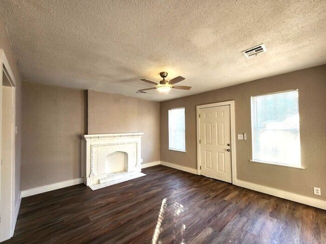 Building Photo - Fantastic 1 Bed 1 Bath Duplex in Shartel B...