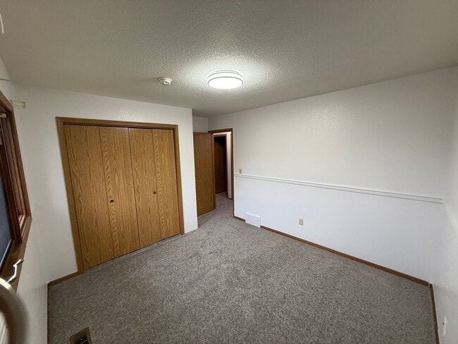 Building Photo - Charming Eagle River Split-Level – Mountai...