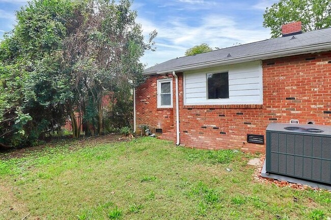 Building Photo - Charming 2BD/1BA Duplex Off West Blvd