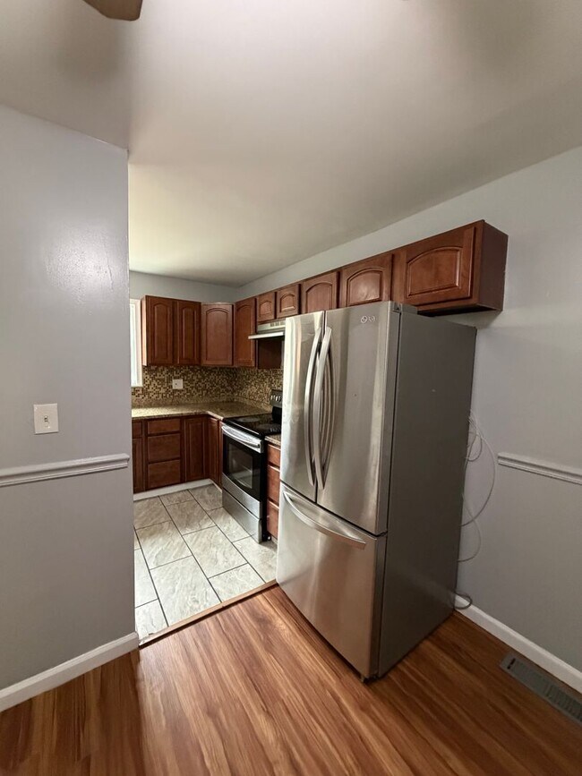Building Photo - SEQUOIA TOWNHOUSE FOR RENT