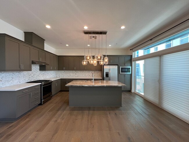 Building Photo - Downtown SJ SMART tri-level condo availabl...