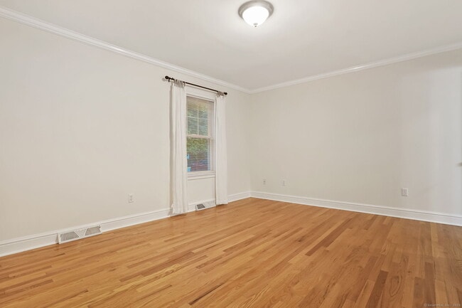 Building Photo - 6 Silvermine Ave