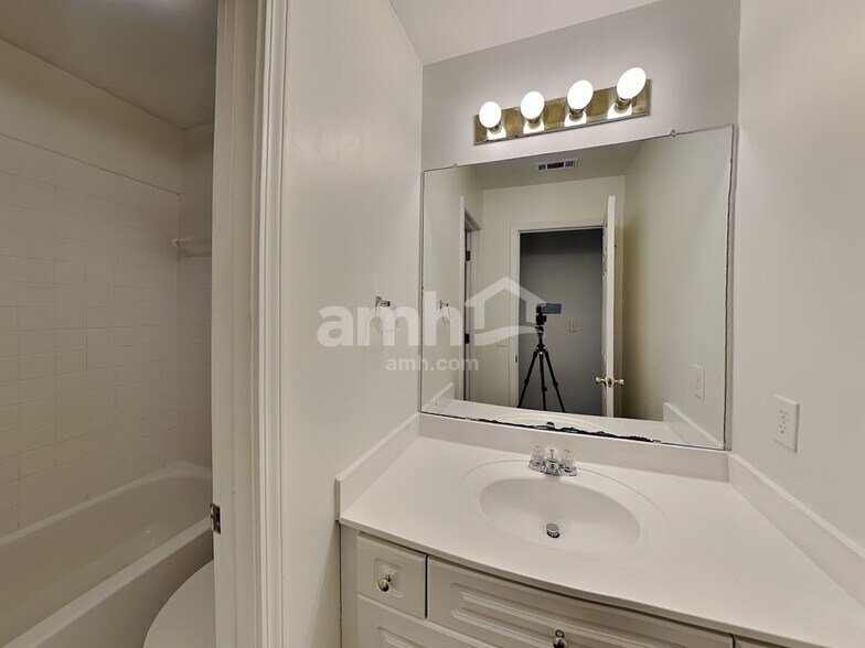 Building Photo - 1555 Brentwood Dr