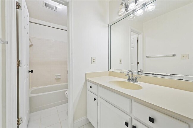 Building Photo - 2201 Pine Heights Dr NE