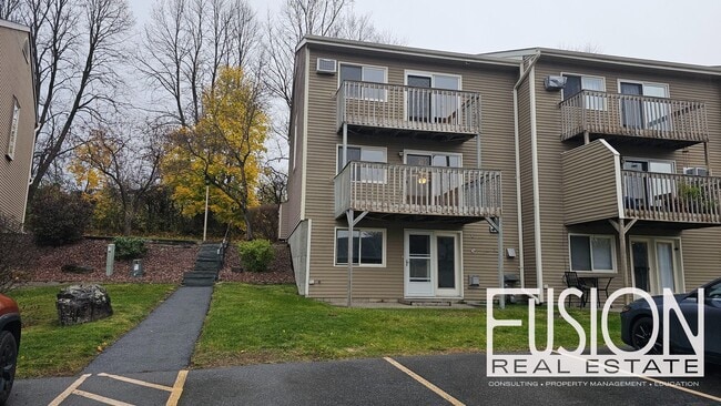 Building Photo - Bright, Spacious End-Unit Townhome in Prem...