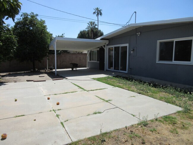 Building Photo - 10818 Paso Robles Ave
