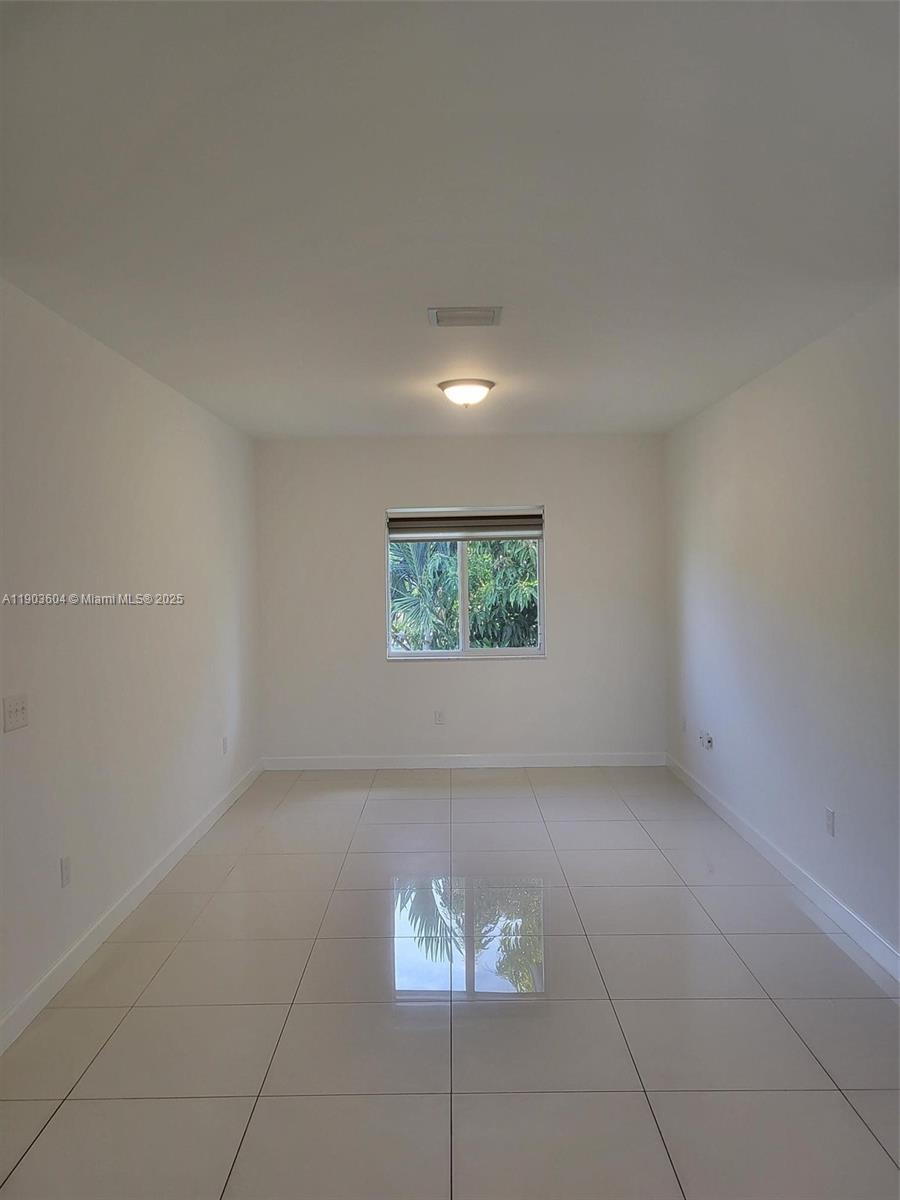 Building Photo - 1027 SW 11th Ave