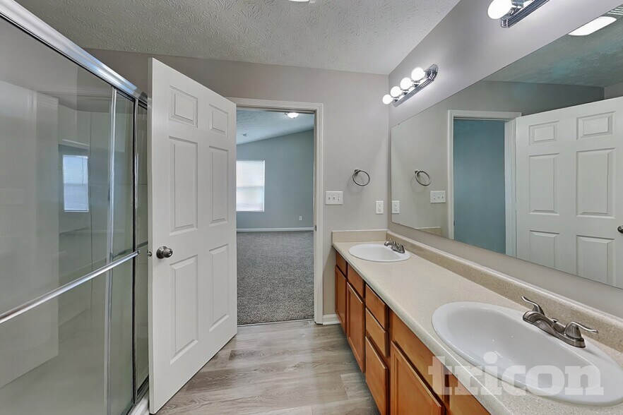 Building Photo - 2337 Middle View Dr