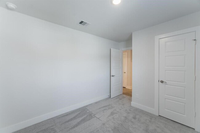 Building Photo - 10626 Whitejacket