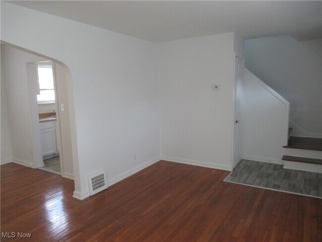 Building Photo - 39 Eldred Ave