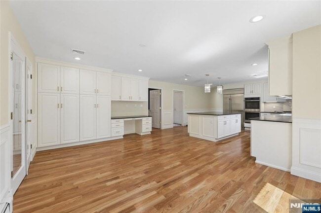 Building Photo - 2 W Saddle River Rd