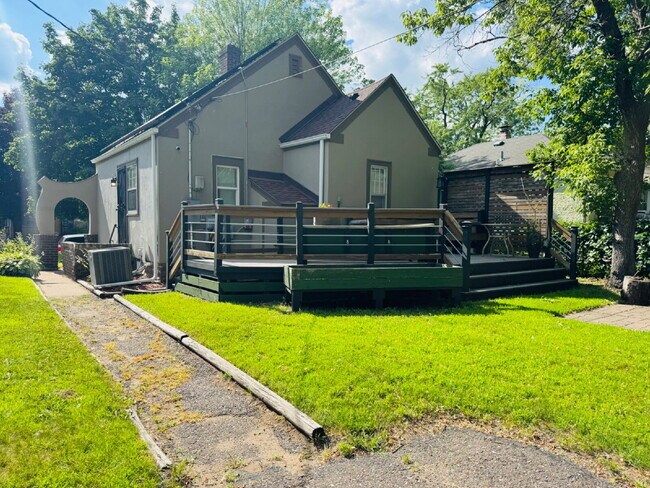 Building Photo - 4850 N Bryant Ave
