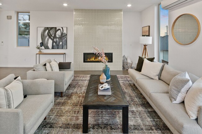 Building Photo - Urban luxury home with Views!