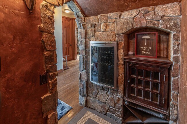 Building Photo - Large spectacular home with all the bells and whistles