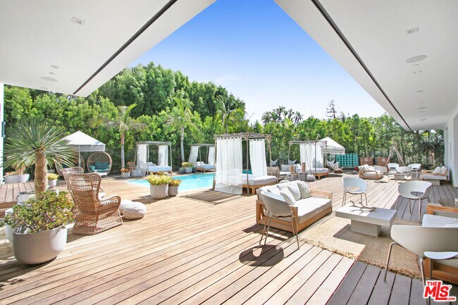 Building Photo - 9570 Sunset Blvd