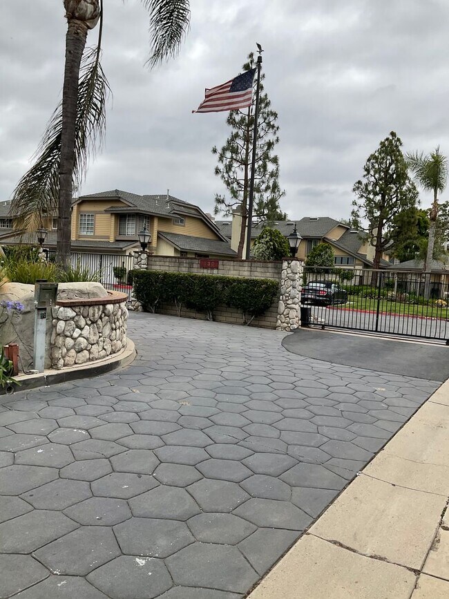 Building Photo - FOR LEASE 3 BEDROOM 2.5 BATH 2 Story Condo...