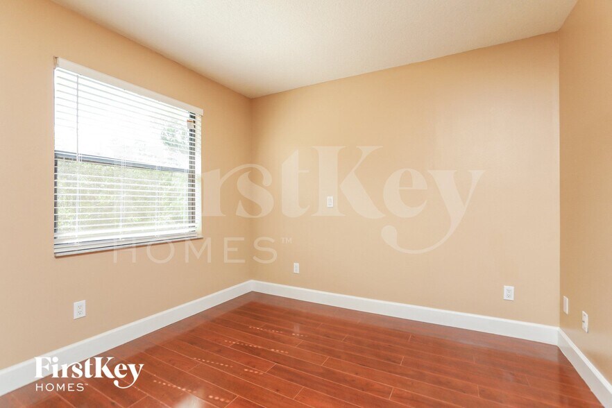 Building Photo - 988 Glenview Cir