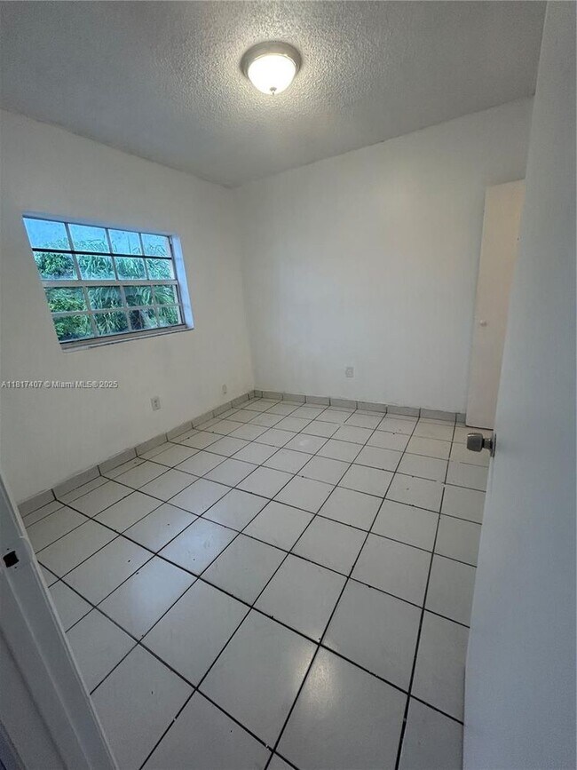 Building Photo - 1351 SW 4th St