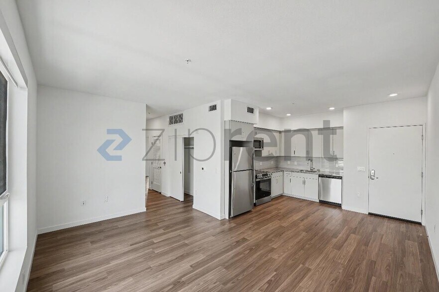 Building Photo - Unit 415