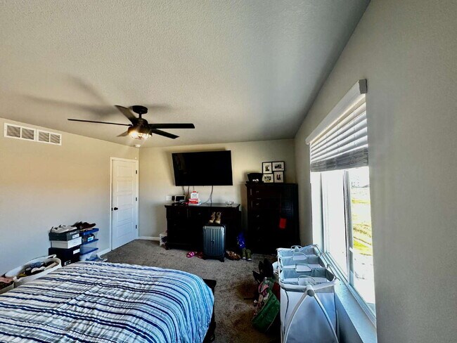 Building Photo - "Experience Spacious Living: 5-Bed, 3-Bath...