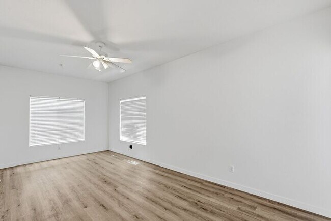 Building Photo - 4 Bed 2 Bath House with a pool!