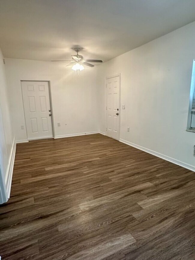 Building Photo - 1 BEDROOM 1 BATH SUITE