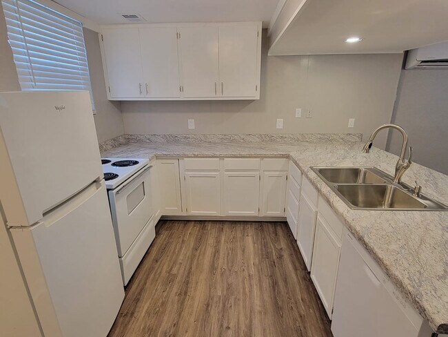 Building Photo - 812