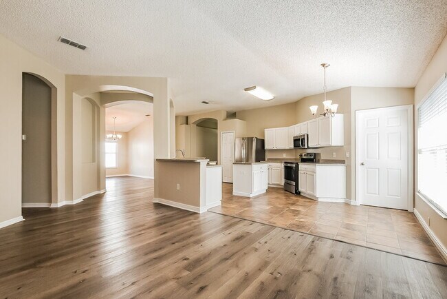 Building Photo - 25223 Ironwedge Dr