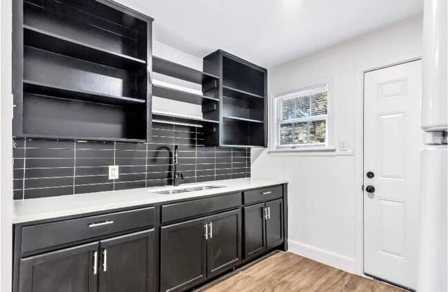 Building Photo - Charming 2 Bed / 1 Bath Duplex with big shared Backyard