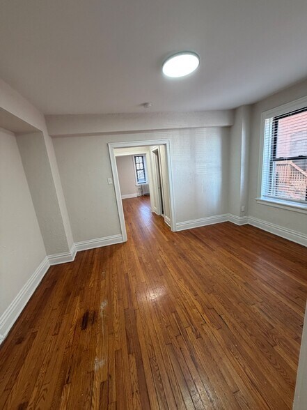Building Photo - Charming 1 Bedroom ni CWE *1st Floor unit