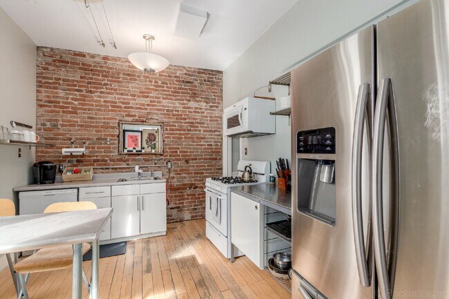 Building Photo - Lovely Victorian duplex for rent 2 bed / 1 bath