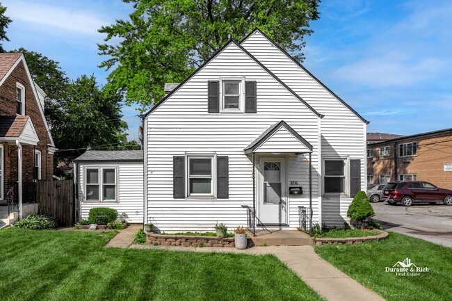 Primary Photo - Perfect Single Family Home in Evergreen Park