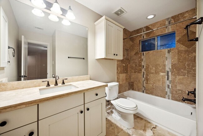 Building Photo - 5407 Lillian St