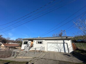 Building Photo - 2 bedroom 1 bath single family home