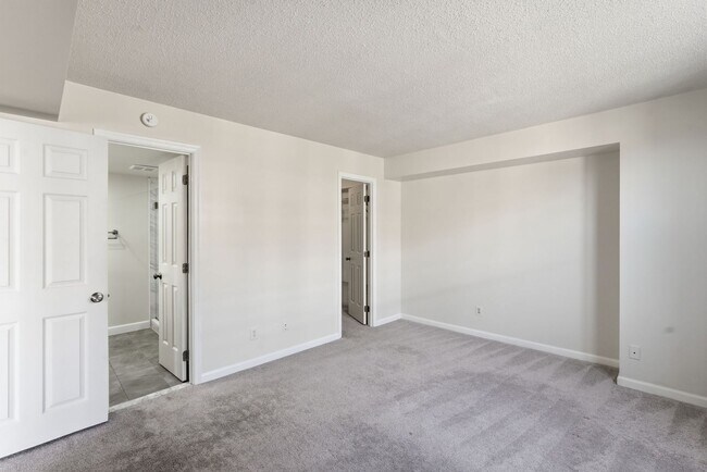 Building Photo - Updated 2BR Condo in Old Town Alexandria - 2 blocks to Metro