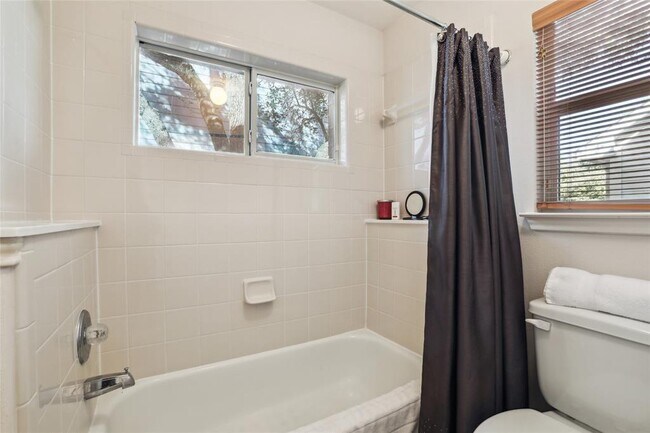 Building Photo - 3805 Pebble Ct