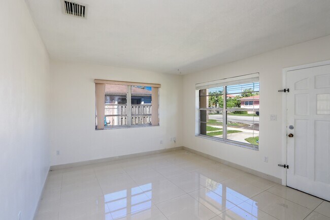 Building Photo - 3156 SW 27th St