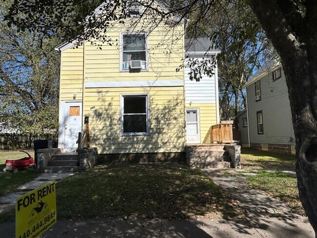 Primary Photo - 229 Gates Ave