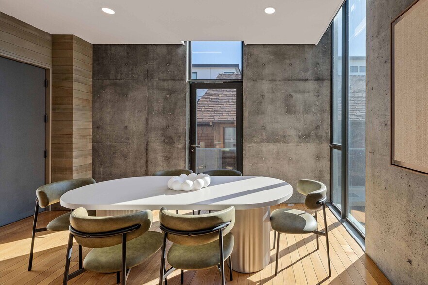 Building Photo - 1812 The Strand